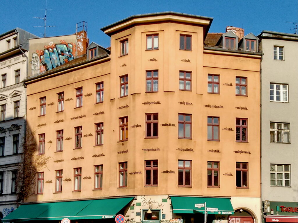 Textinstallation "Am Haus" am Rio-Reiser-Platz, 2022 (Foto: Michael Bienert)