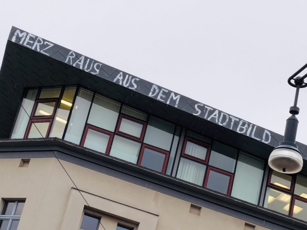 Graffito "Merz raus aus dem Stadtbild", Berlin-Pankow, Dezember 2025