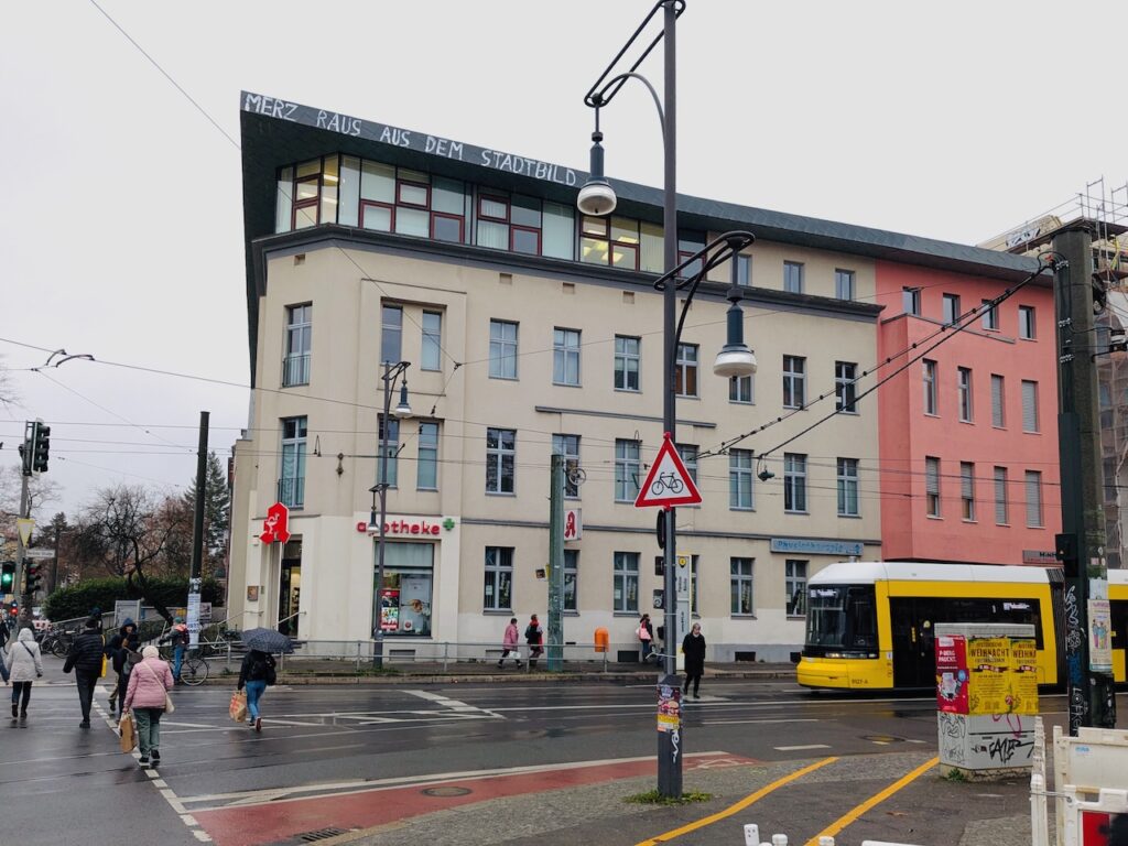 Haus mit Graffito "Merz raus aus dem Stadtbild", Berlin-Pankow, Dezember 2025
