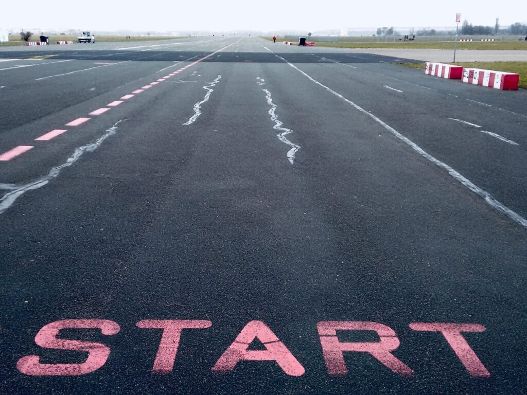 START_Bodeninschrift auf dem Tempelhofer Feld (Foto: Michael Bienert)