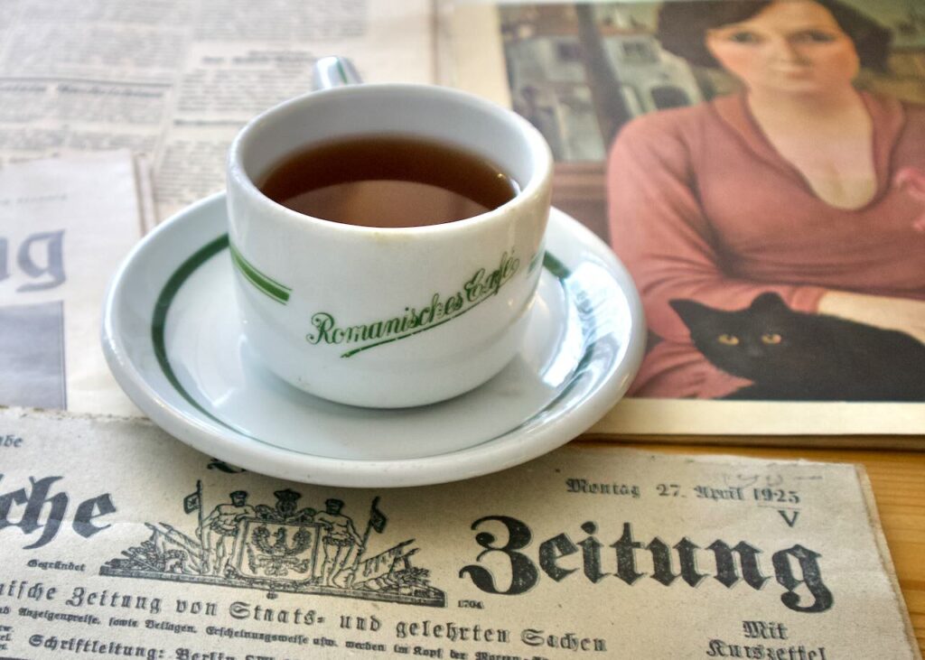 Tasse aus dem Romanischen Café, um 1930. (Foto: Michael Bienert)