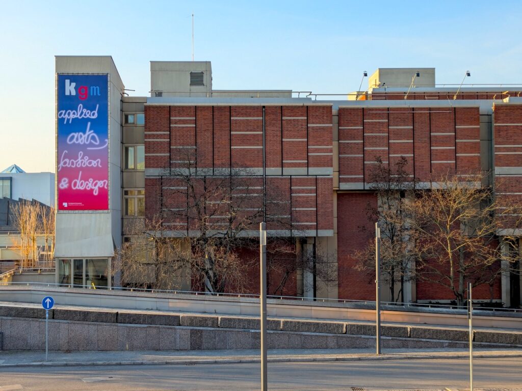 Kunstgewerbemuseum Berlin, Fassade in Richtung Philharmonie, Januar 2026 (Foto: Michael Bienert)