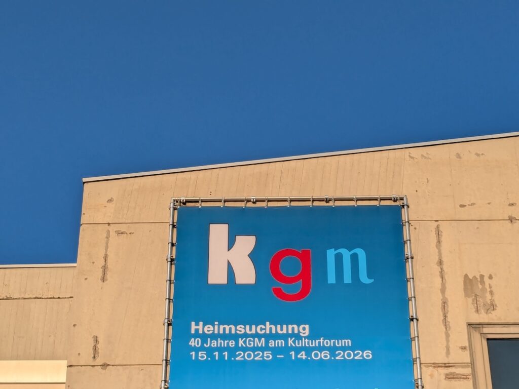 Schriftzug KGM am Kunstgewerbemuseum Berlin